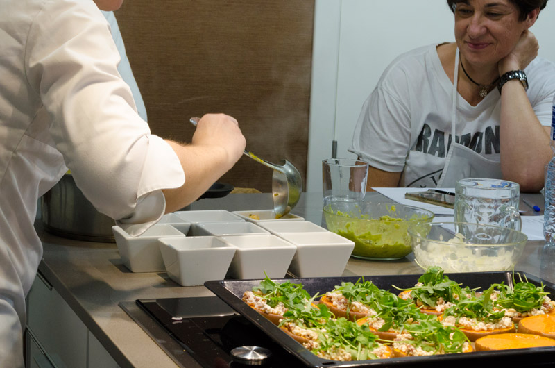 Curso de cocina. Cenas ligeras. Sirviendo la Sopa Thai
