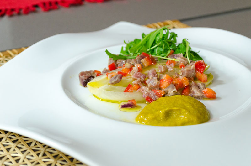 Ensalada de endivias, atún y pesto