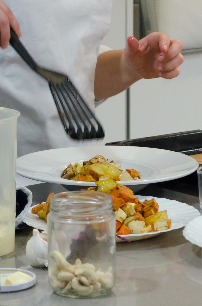 Patatas bravas con mayonesa vegana
